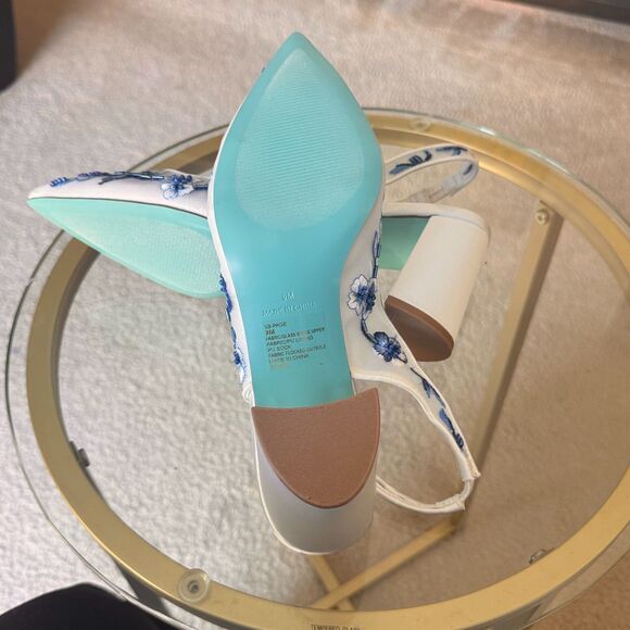 ✨ Betsey Johnson “SB-Page” Heels – White & Blue Floral Size 9M | New in Box - Picture 5 of 10